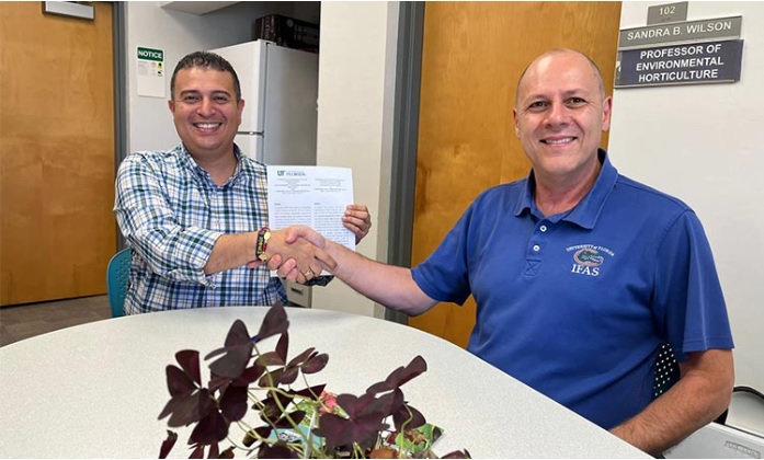 Administrative Director and Advisor to the General Directorate of the CVC, Marco Antonio Suarez Gutierrez and UF/IFAS Environmental Horticulture professor, Dr. Wagner Vendrame